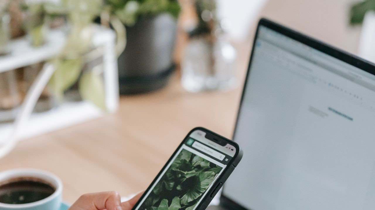 Laptop and smartphone used for webpage link extraction and analysis